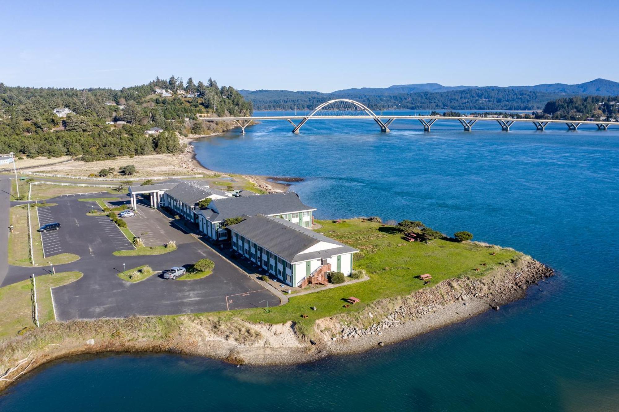 Alsi Resort Hotel Waldport Exterior photo